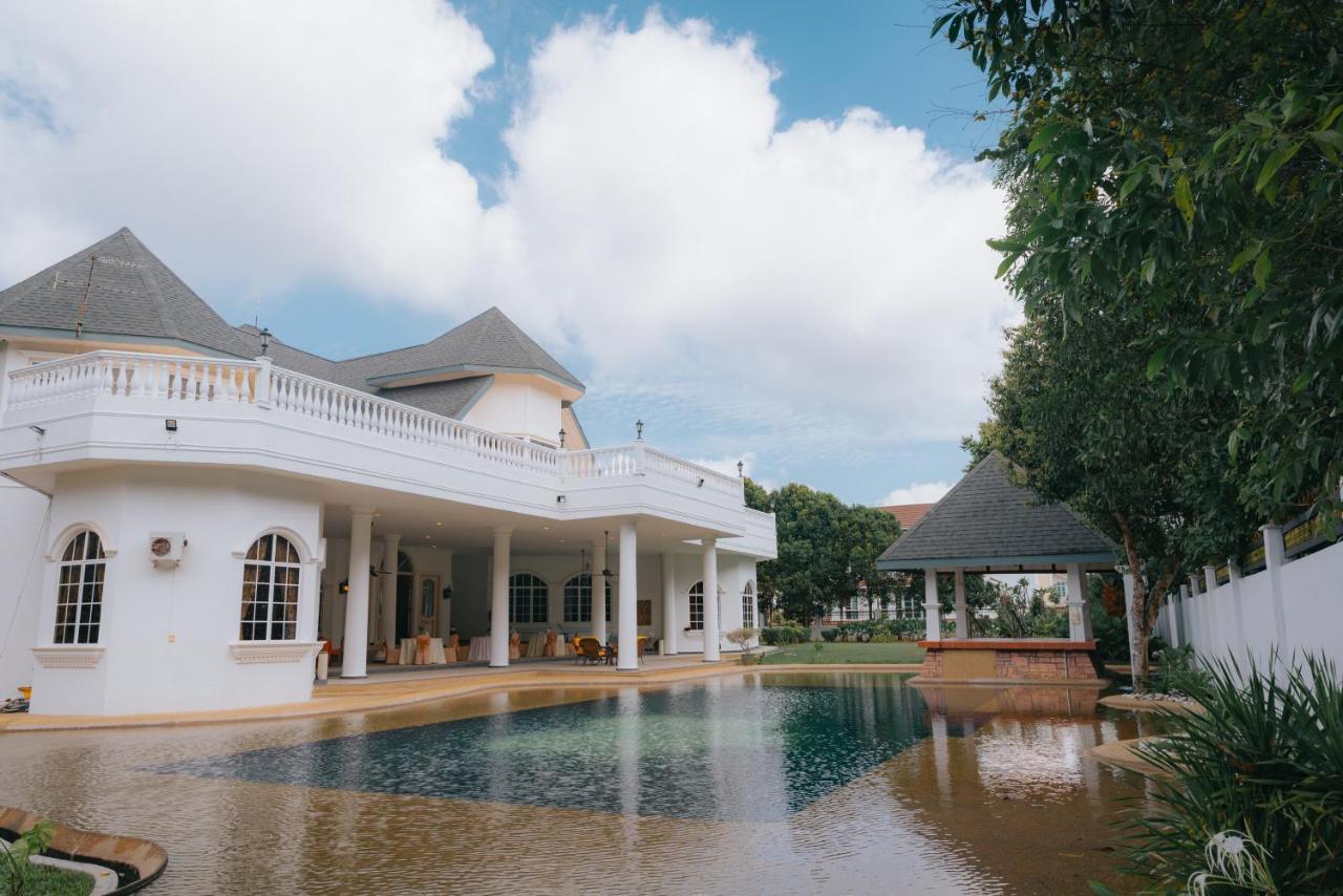 The Kahaani Hotel อาเยอร์ เกโระห์ ภายนอก รูปภาพ